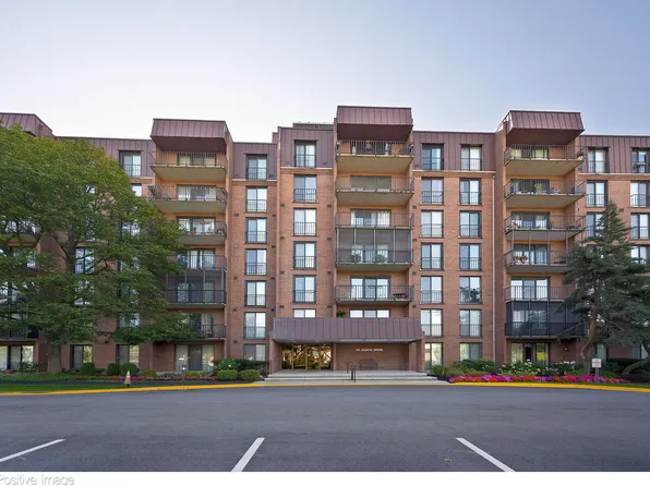 111 Acacia Dr APT 615, Indian Head Park, IL 60525