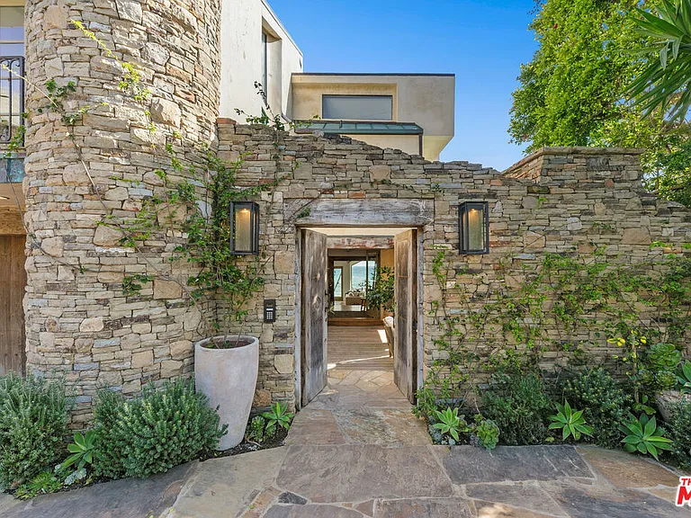 24920 Malibu Rd — Photo 40
