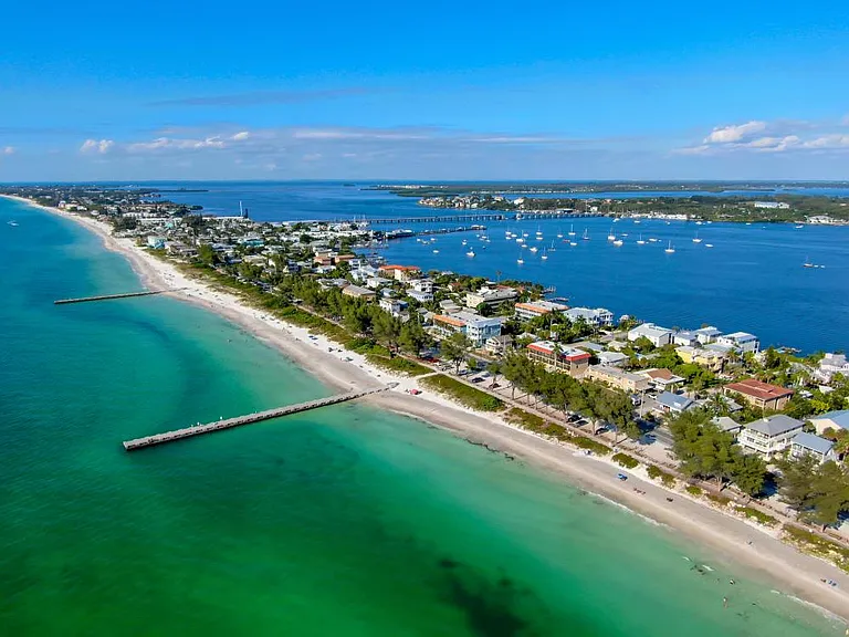 The world class beach destination of Anna Marie Island is just a 10 minute bike ride away. Go every day if you want!