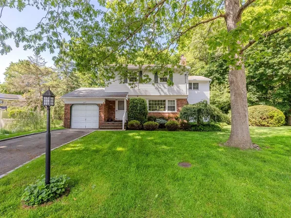 7 Peter Court, Huntington Station, NY 11746