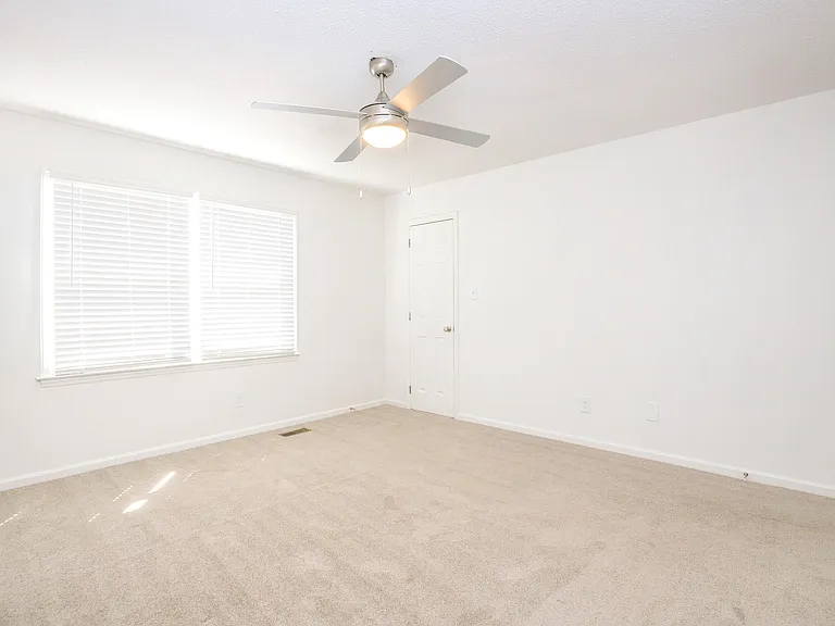 Belmont Heights Apartments & Townhomes — Photo 34