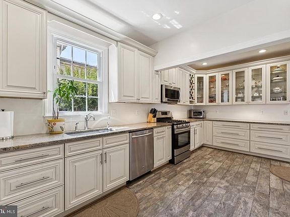 4th image of 2034 S Shirlington Rd