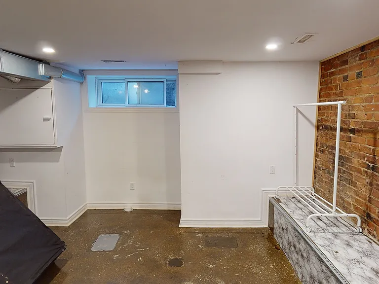 160 Beaconsfield Ave #1 — Photo 9
