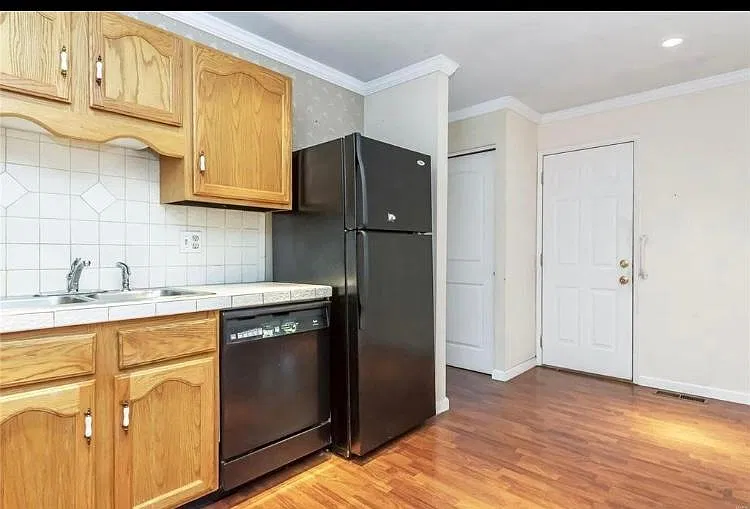 1204 Clairmont Ln — Photo 2