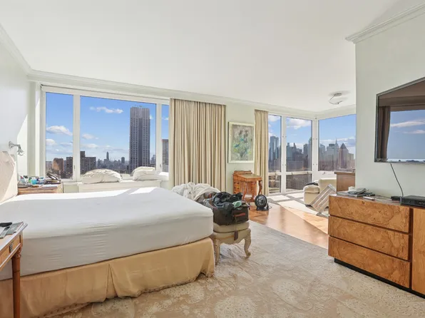 220 Riverside Boulevard image 21 of 28