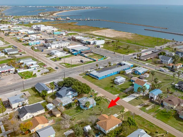 619 S Magnolia St, Rockport, TX 78382