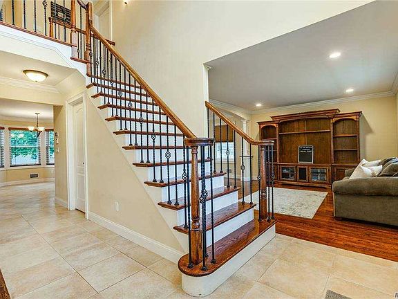 5th image of 111B Charles St