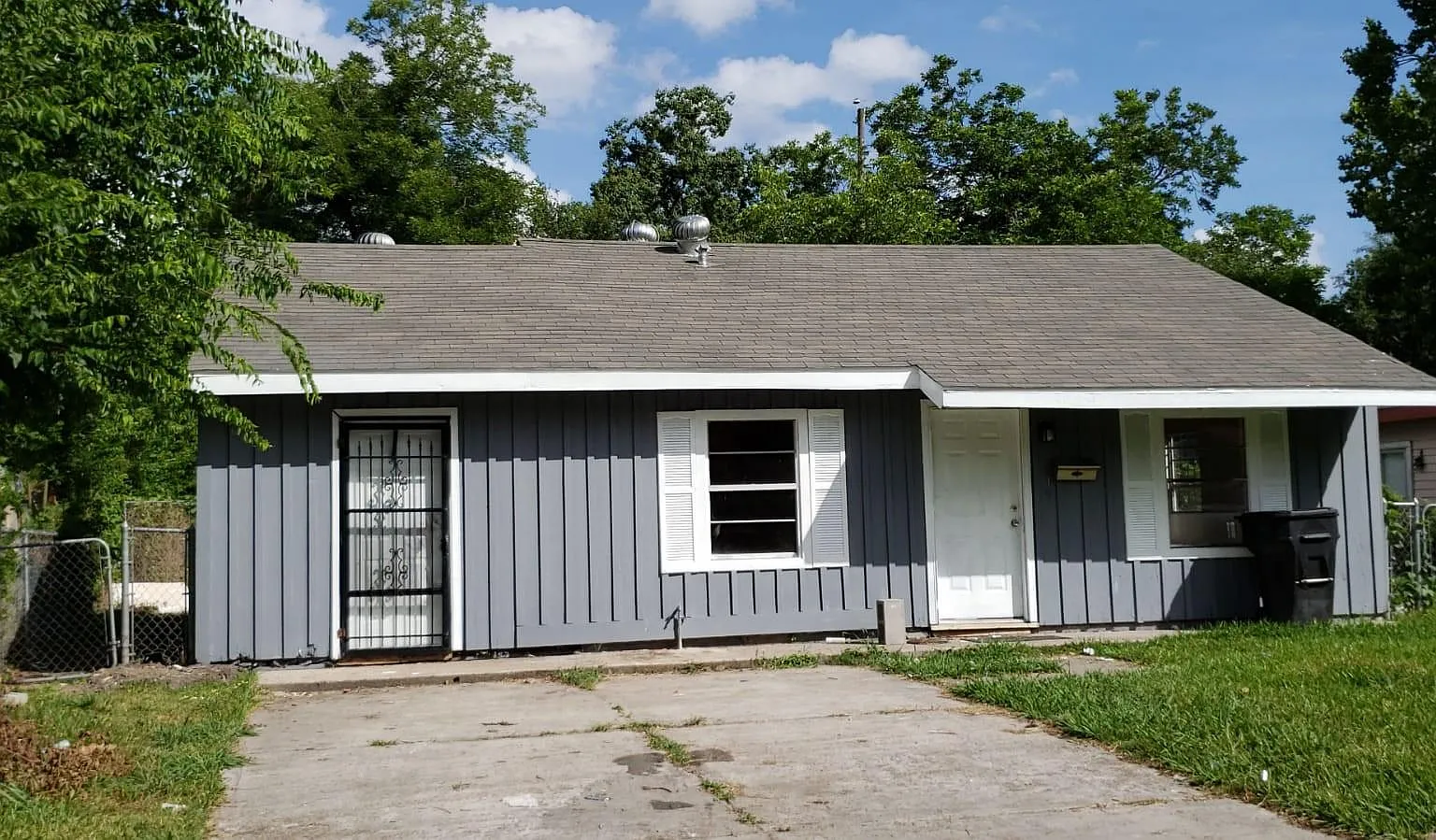 3 bed, 1.0 bath, 1041 sqft, $1,600 — Photo 1