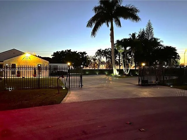 15540 SW 156th Ave — Photo 3