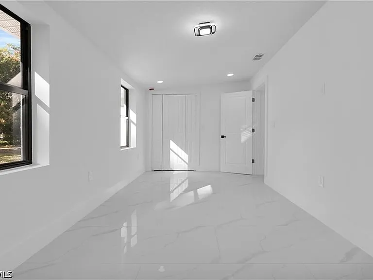 356 New York Dr — Photo 23