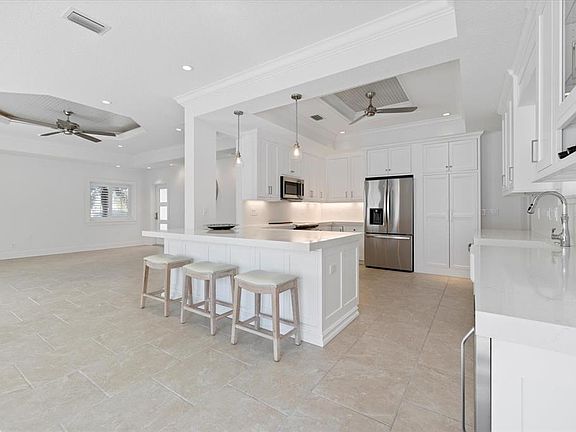 3rd image of 106 N Boulevard Of The Presidents