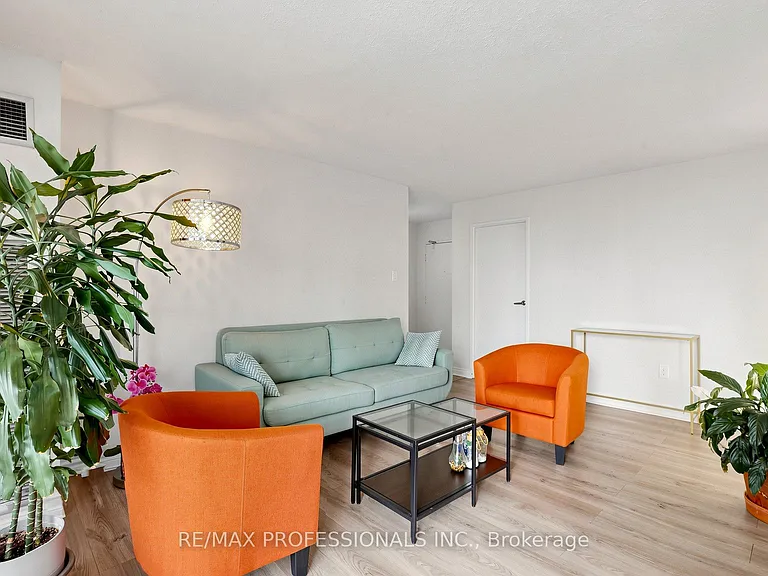3590 Kaneff Cres #313 — Photo 7
