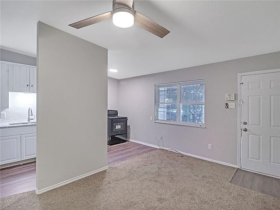 4th image of 605 N Center St