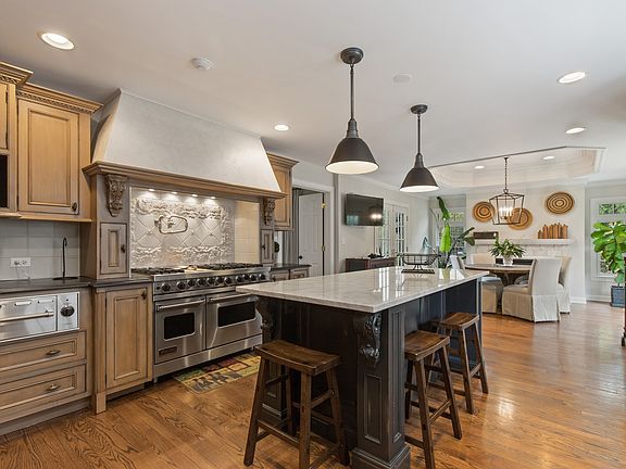 5th image of 921 Hawthorne Pl