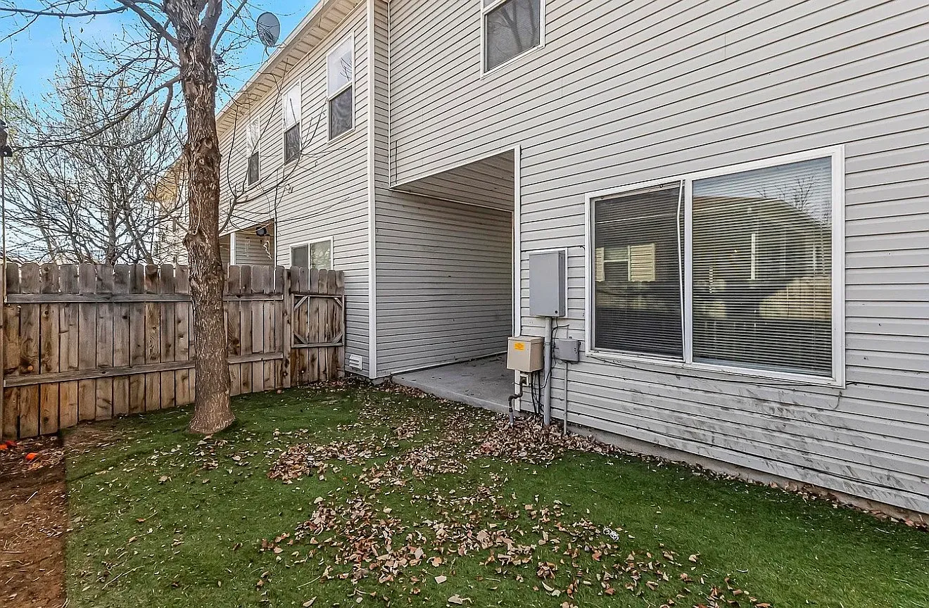 3 bed, 2.5 bath, 1519 sqft, $2,200 — Photo 3
