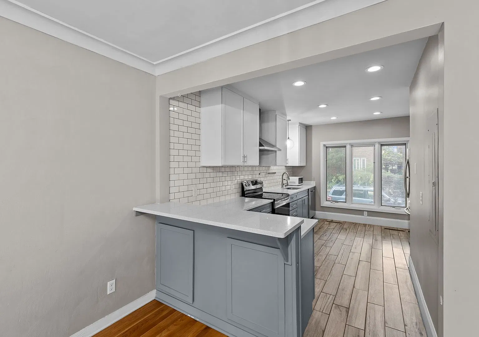 Spacious 4-Bedroom End-Unit Home with 2 Master Suites. — Photo 4