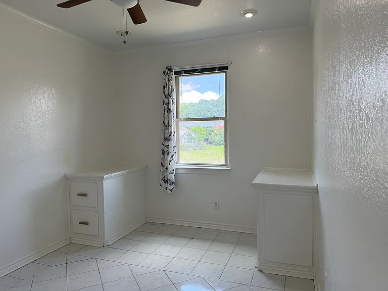 2208 Illinois Dr — Photo 23