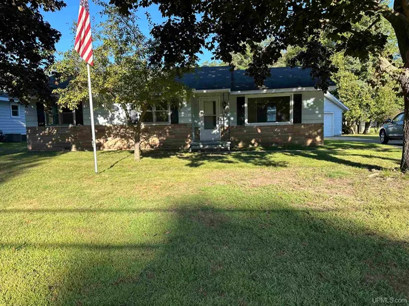 9141 Bay Shore Dr, Gladstone, MI 49837