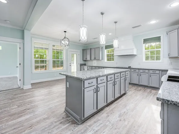 249 Rembrandt Cir, Defuniak Springs, FL 32433