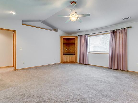 5th image of 415 Hillcrest St