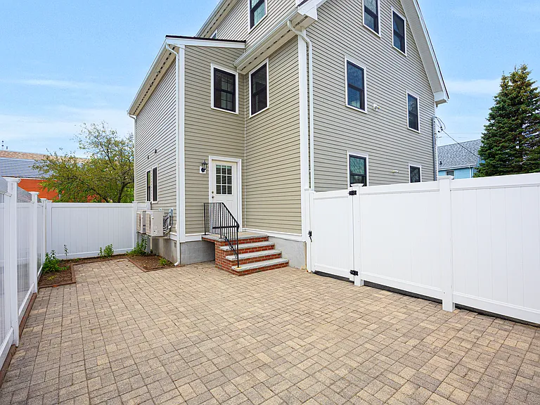 48 Spruce St — Photo 24