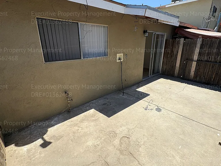 1921 Baker St — Photo 15