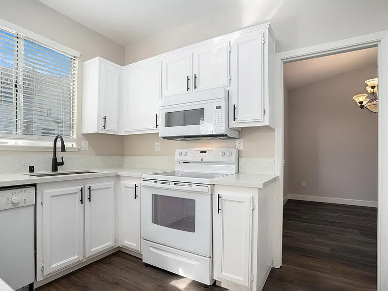 420 Beaulieu Ln — Photo 11