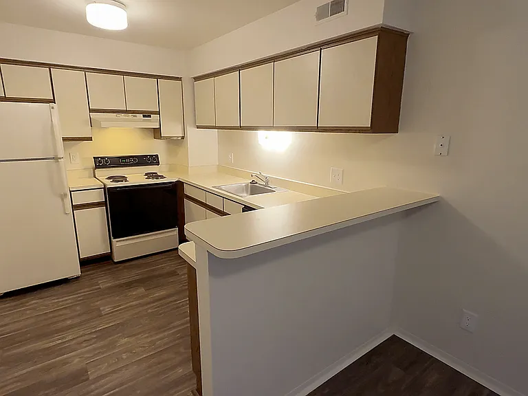Lakeside Village Apartments — Photo 123