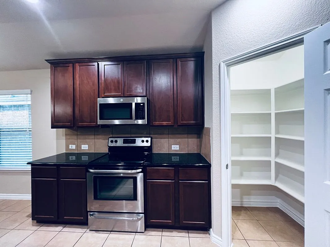 4 bed, 2.0 bath, 2141 sqft, $2,250 — Photo 2