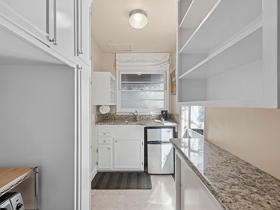 2nd image of 413 Dahlia Ave #B