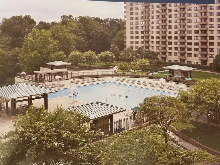 5225 Pooks Hill Rd #918 — Photo 34