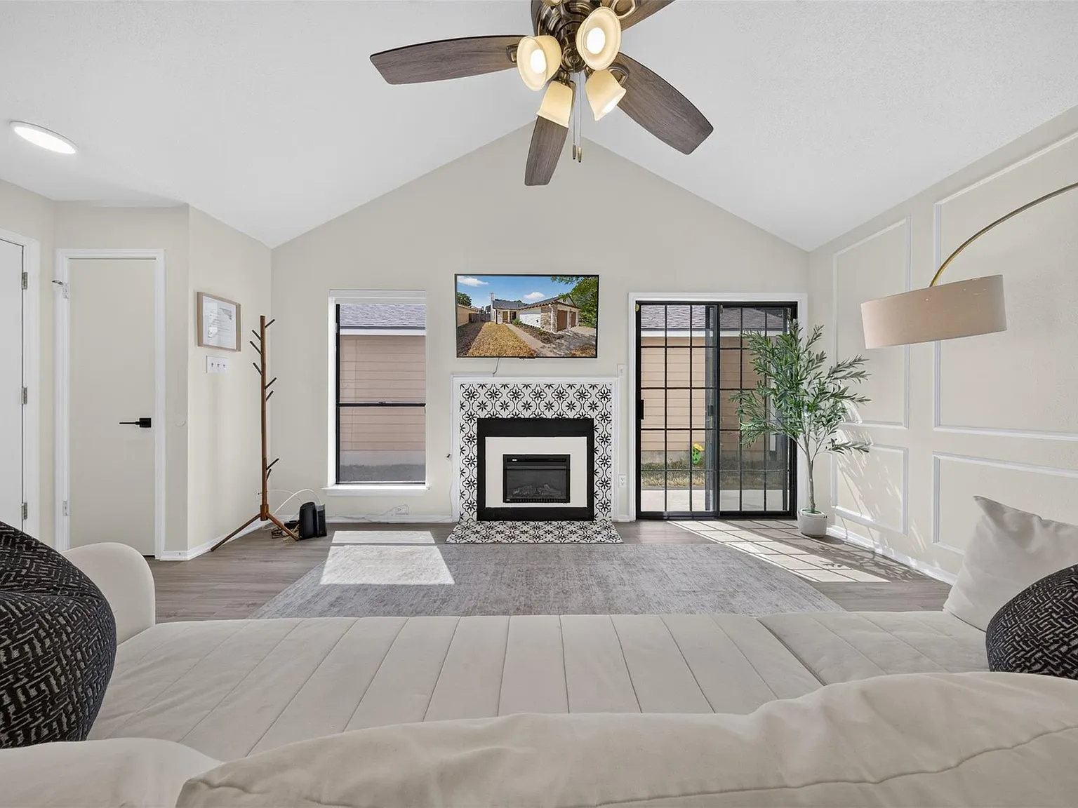 3 bed, 2.0 bath, 1087 sqft, $2,300 — Photo 4