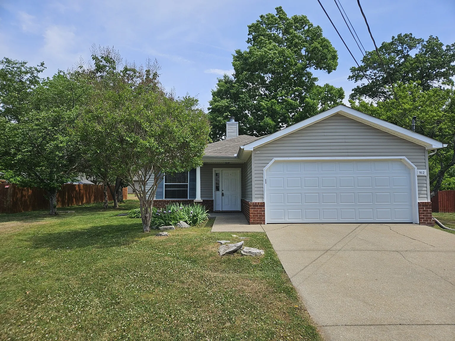 3 bed, 2.0 bath, 1429 sqft, $1,800 — Photo 2