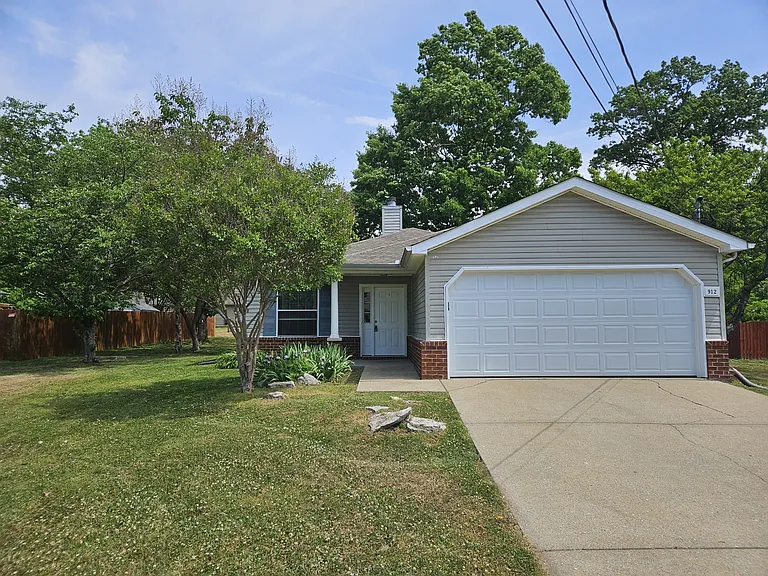 912 Seven Oaks Blvd — Photo 2