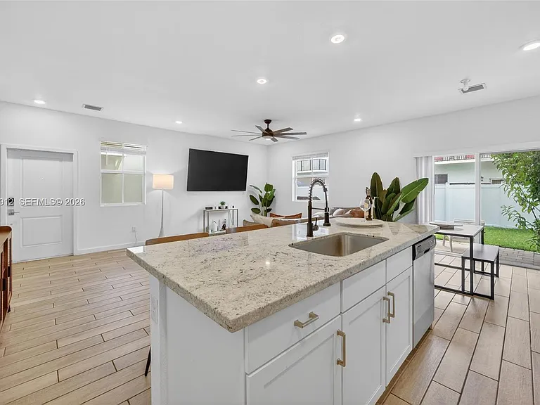 826 SE 17th St — Photo 9