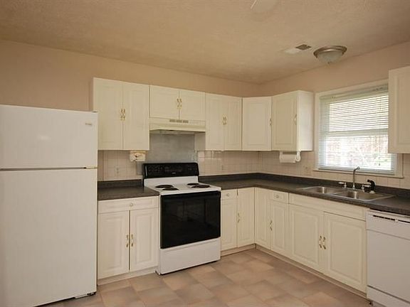 3rd image of 1087 Trent Blvd