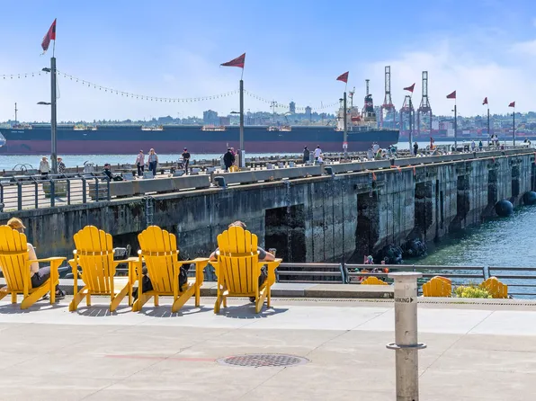 250 W 1st St #206, North Vancouver, BC V7M 1B4