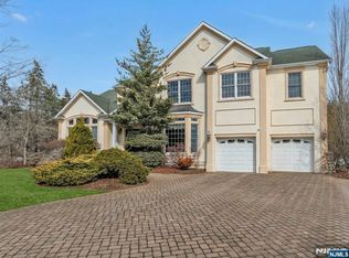 304 Blauvelt Ct, Paramus, NJ 07652