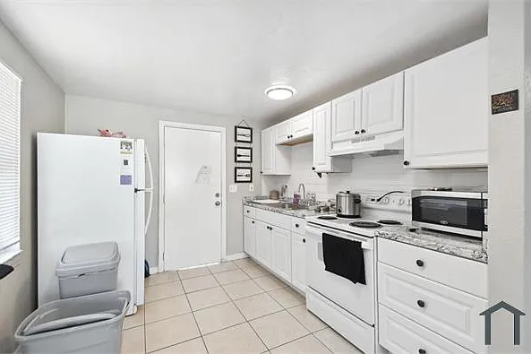 2 bed, 702 sqft, $1,900 — Photo 3