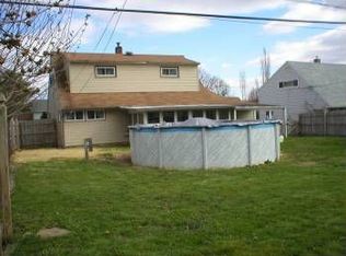 15 Goldengate Rd, Levittown, PA 19057
