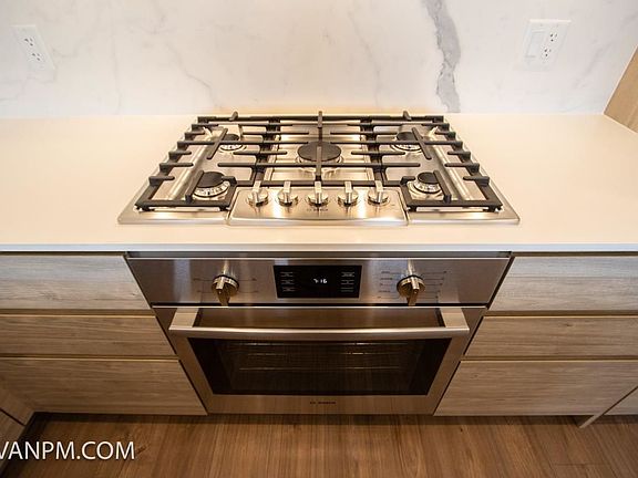 4th image of 585 Austin Ave #1604