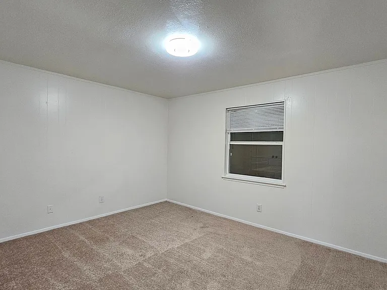 2420 Louise St — Photo 34