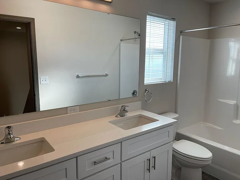 Modern design 3-bed, 2.5-bath duplex available — Photo 6