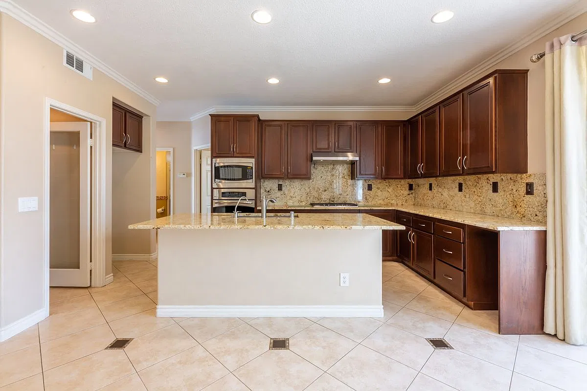 5 bed, 3.0 bath, 2844 sqft, $6,800 — Photo 2