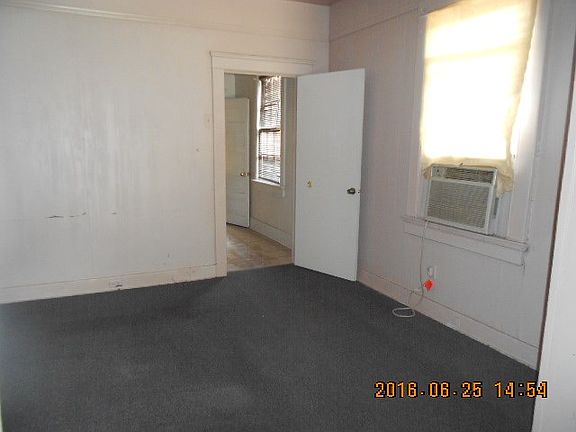 4th image of 904 Belleville St