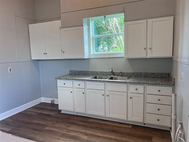 501 W Caney St — Photo 6