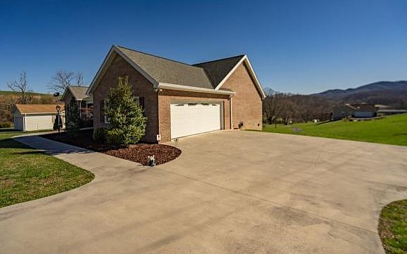 2nd image of 100 Eloise Ln
