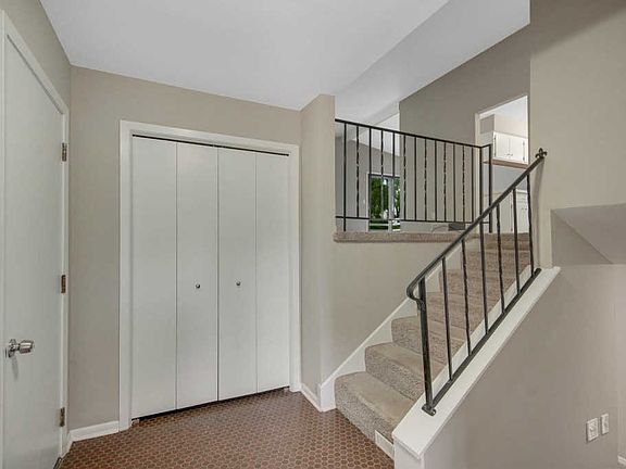 5th image of 7557 N Meadowwood Ct