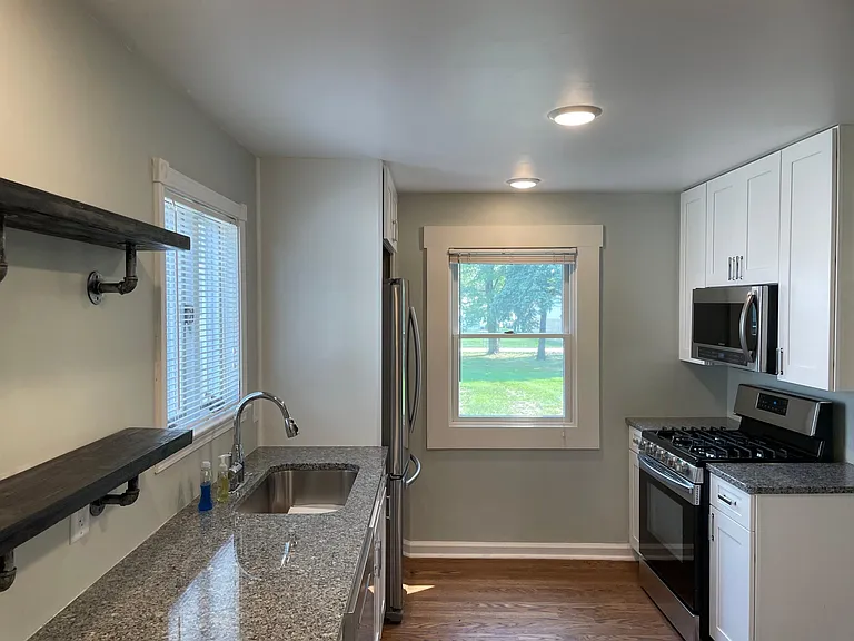 560 W 7th St — Photo 5