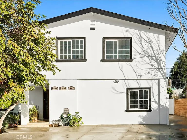 8438 Gloria Ave — Photo 1